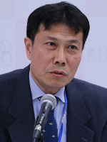 孟 健軍 氏