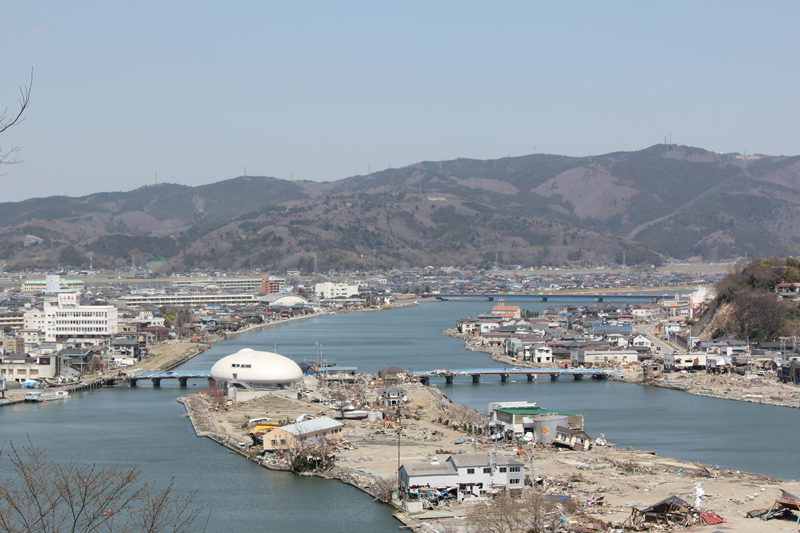 写真２　石巻市内の河川流域での被害状況（2011/4/17 著者撮影）