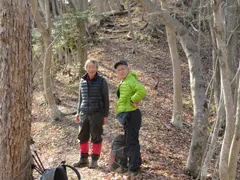 尾根筋にて小休止する。岡田さん、成田さん