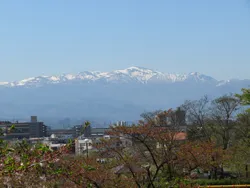 信夫山展望台にて 安達太良山が見事です