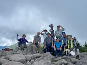 編笠山山頂 2,534m、後方右から権現岳、赤岳、硫黄岳、阿弥陀岳