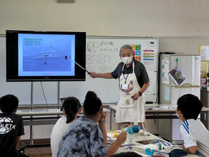 伊豆大島 つばき小学校で理科実験（飛行機）