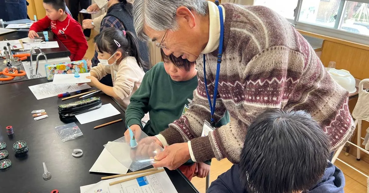 新潟県十日町水沢小学校で理科実験出前授業 | 理科実験グループ | 教育部会