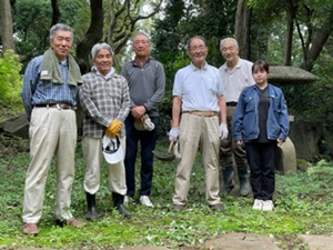 一番右が、目黒区道路公園課の山口係員。草刈り上手なので聞いたら、「大学時代にキャンパスの草むしりをやりました」との回答でした。