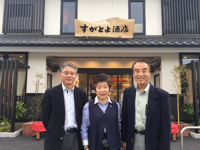 お店の2階は近所の人たちが集まれるようにとミニホールになっていてグランドピアノも置かれていました
