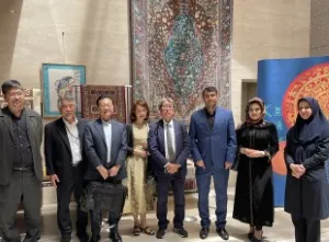 ６月４日、天安門事件の日に高輪イラン大使館訪問 豪華なペルシャ絨毯を背景に