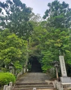葛城地域の中心にある一言主神社。ちょうど大神神社と盆地を挟んで向かい合っている