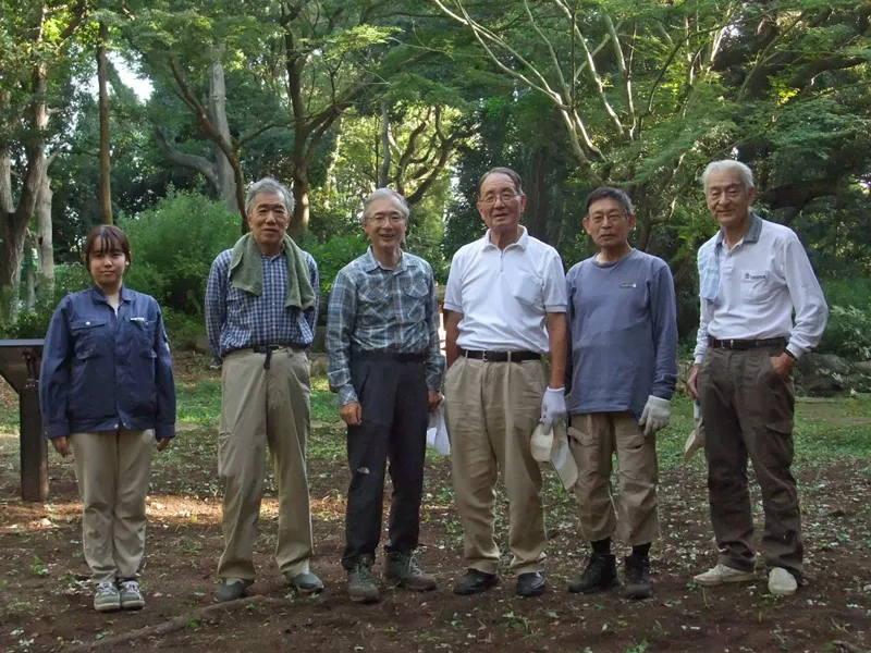 きれいになった庭の前で。写真の一番左が、目黒区道路公園課の山口係員