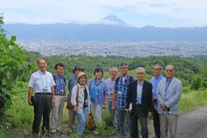 ワイナリーからブドウ畑 甲府の街 富士山を一望