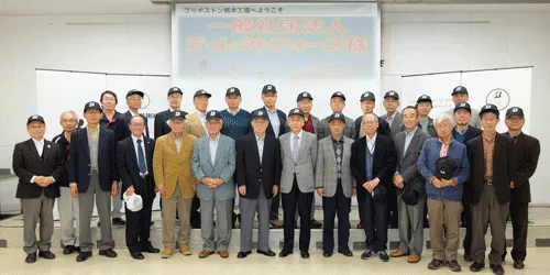 ブリヂストンの帽子着用でPG試乗後の記念写真