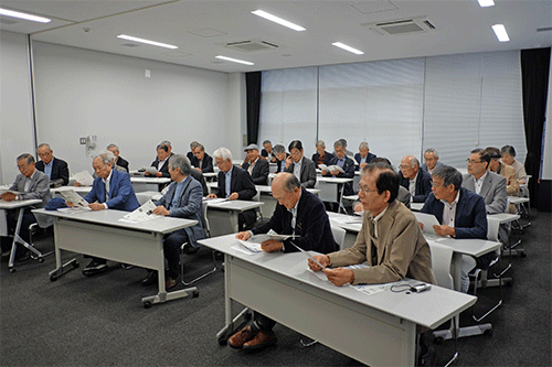 岐阜かがみはら航空宇宙博物館で 稲川理事の説明を熱心に聞き入る会員一同