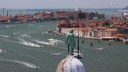 ヴェネチア大運河の賑わい