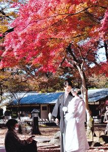 鈴木哲さん　紅葉も祝う二人の世界