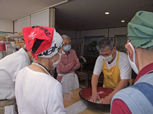 鉢に入れた蕎麦粉に46％程度の水を注いで練る作業「一鉢」