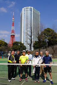 東京タワーを望む都営芝公園コートで３月の例会を開催