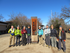 高尾山山頂にて、後ろの空の青さよ