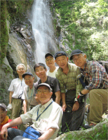 轟轟と流れ落ちる滝にて 