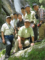 轟轟と流れ落ちる滝にて 