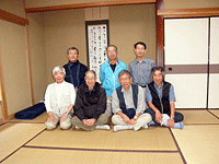 床の間を背に(別荘）