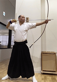 弓道を楽しむ梅本 邦彦