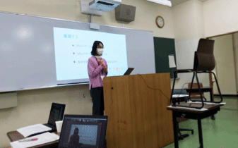 教室内で基調講演中のDFパネリスト  Zoomにて配信中の様子 