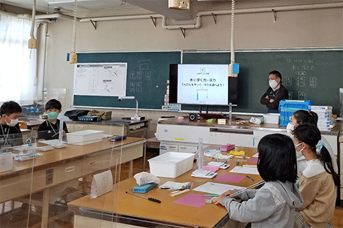 「浮力」の理科教室の様子